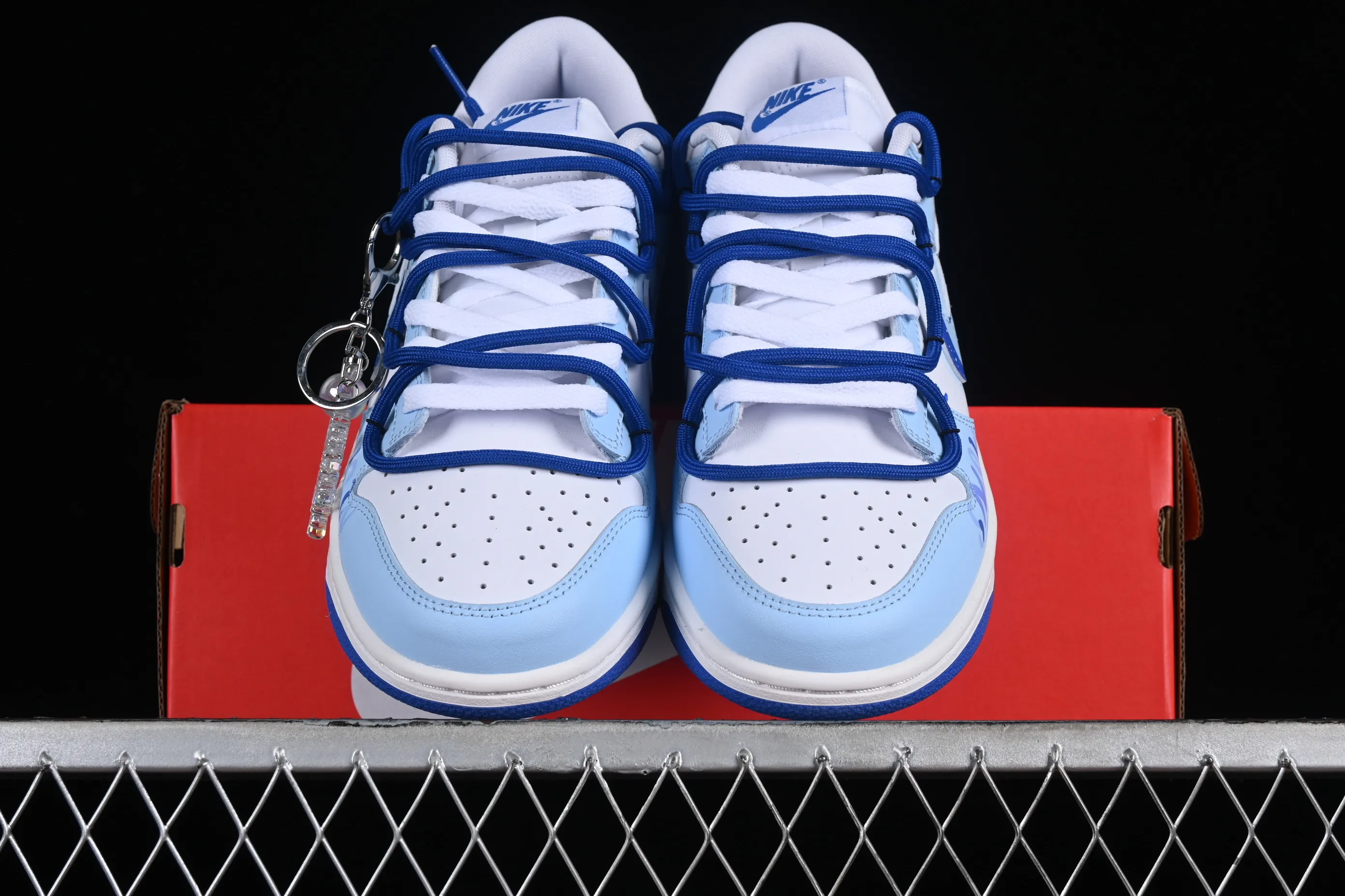 All categories Nk SB Dunk series Nk SB Dunk Low low-top sneakers Nk Dunk Low Winter has arrived Simple white and blue SB strap low-top casual sneakers DV0831-104